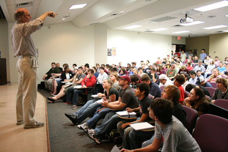 大学でのStroustrup氏の講義には、多くの学生が集まる