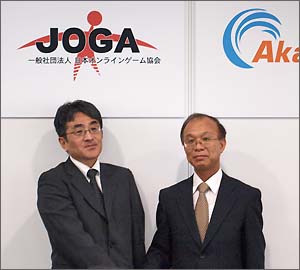 握手を交わす、アカマイ株式会社 代表取締役 兼 米国本社ヴァイスプレジデント 小俣修一氏(右)と、一般社団法人 日本オンラインゲーム協会 事務局長の川口洋司氏(左)