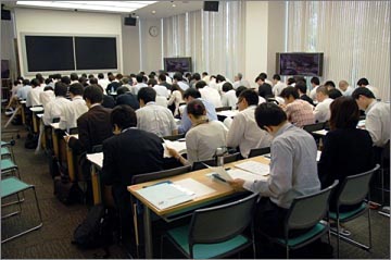図1 ワークショップでのレビューの様子(この後、参加者どうしでグループディスカッションをしました)