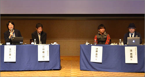 司会の玉川憲氏(一番左)とパネラー陣(左から、三谷慶一郎氏、伊藤直也氏、孫泰蔵氏)