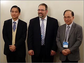 登壇者の3名。左から、NTTドコモ 杉村領一氏、インテル クリストファー・クロトー氏、サムスン電子 ジョンドク・チョイ氏