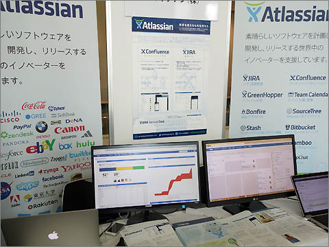【ブース】さまざまなソフトウェア開発支援ツールを提供しているAtlassian(アトラシアン)。中でも、バグ・課題管理ツールの「JIRA(ジラ)」や企業向けWiki「Confluence(コンフルエンス)」、ソースコードホスティングサービス「BitBucket(ビットバケット)」などが有名