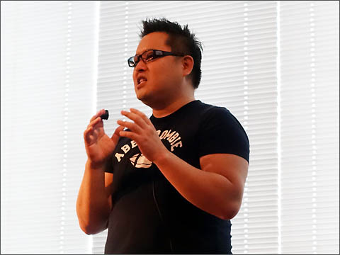 【基調講演】新野氏の「情シスはスタートアップになれるのだろうか」という問いかけに、事例の一つとして紹介されたハンズラボの長谷川氏が応答。サラリーパーソンとしての処世術の視点を交えながら痛快な語り口で、「機能別組織の壁を壊し、開発の内製化を進め、ビジネス貢献にも成功した背景」が紹介された