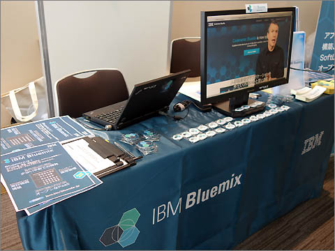 【ブース】Cloud Foundryをベースに開発されたIBMのPaaS「Bluemix」。SoftLayer上に構築されているサービスで、6月30日に正式リリースされた。30日のトライアル期間や無料枠なども用意されている。今後の最新情報はdeveloperWorksやソーシャルアカウントなどで配信していく