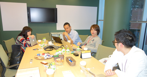 AWSアプリの仕様を決めるための打ち合わせ風景(左から、池澤さん、畑さん、西谷さん、榎並さん)。池澤さん曰く「一発芸のアプリなら得意なんですけど」