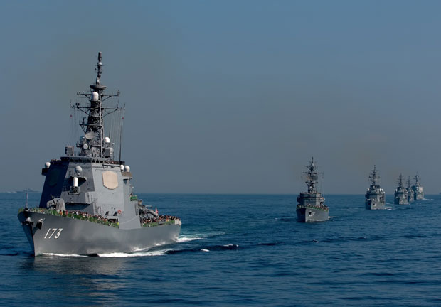 観閲式でのイージス艦と護衛艦(※この写真はイメージであり、今回の取材とは関係ありません)