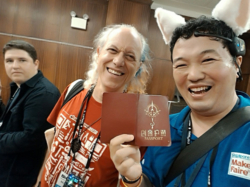 前に紹介したハッカースペースパスポートの作者、伝説的なハッカー ミッチ・アルトマンも登場
