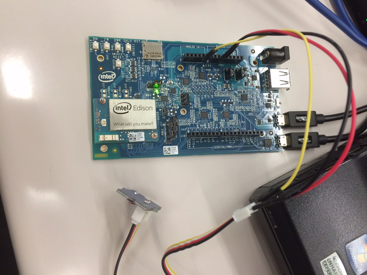 Intel Edison Kit for Arduinoに光センサを接続したところ