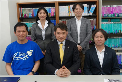 発起人会に集った運営者候補(前列左から:CMSコミュニケーションズ 寺田学氏、吉政創成 吉政忠志氏、ビープラウド 佐藤治夫氏/後列左から:NECマネジメントパートナー 山崎明子氏、NEC 菅野亨太氏)