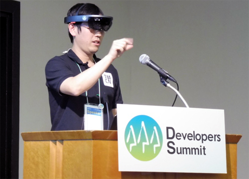 HoloLensを使って撮影する中村氏