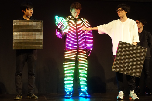LEDダンサーを紹介する藤本氏