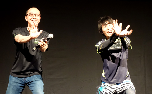 漆原氏とともに「かめはめ波」のポーズを取る新木氏