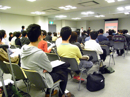 会場は立ち見が出るほどの盛況ぶりだった