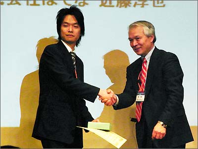 川崎修平氏(左)