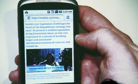 記者発表会でもGoole Android搭載端末「Nexus One」を使って、モバイルサイト内でテキストなどのコンテンツと動画再生を同時に行うFlash Player 10.1のデモが行われた
