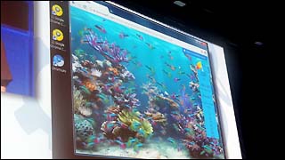 フィッシュタンクのデモ。水槽内を泳ぐ魚の数で描画性能を検証する