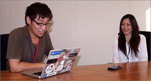 株式会社co-meeting 取締役CTO 吉田雄哉氏(左)と、ニフティ株式会社 ISP事業部ISP企画営業部 栗田絵美氏(右)