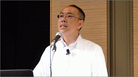 Publickeyの新野淳一氏。DevOpsの振り返りや、エンタープライズ分野への適用における課題をキーノートの冒頭で紹介。「ビジネスが要求してくる変化に伴うリスクを、開発者と運用者が協力する『カルチャー』と『ツール』で解決するのがDevOps」