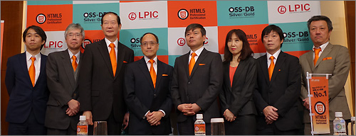 HTML5のロゴにコーディネートを合わせた、「HTML5プロフェッショナル認定試験」の運営に携わるLPI-Japan理事各位