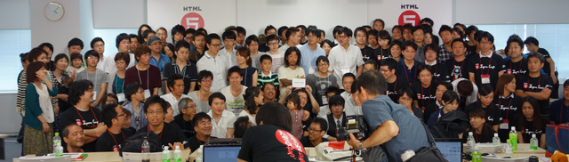 受賞者、スタッフ、スポンサー企業・団体の代表出席者らが勢揃いの写真撮影。全員の力でHTML5 Japan Cup 2014は大成功の内に幕を閉じた