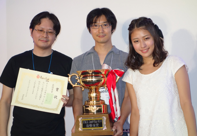 審査委員長の吉川徹氏(左)、最優秀賞を受賞したfokaさん(中央)、審査員の池澤あやかさん(右)