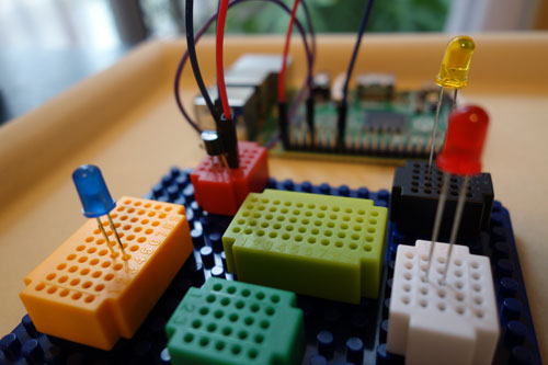 ブレッドボードを使った電子回路作成例 ※写真の配線は撮影用で、このままでは動作しません