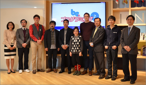 ドリームスクール2020キャスト:左から吉田潤子氏(国語)、久木田寛直氏(算数)、赤石先生氏(理科)、原田康徳氏(社会)、松田孝氏(校長)、谷花音(生徒)、サムエル・デビドソン氏(英語)、平井聡一郎氏(音楽+図工)、利根川裕太氏(体育)、國領二郎氏(総合)